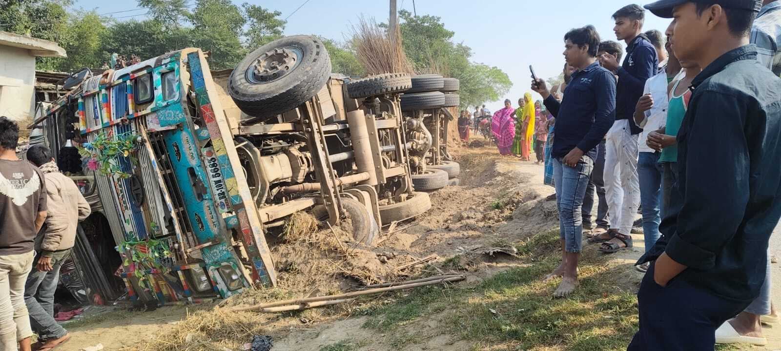 साइकिल सवार लड़की को बचाने के क्रम में पलटी ट्रक, दो मजदूर जख्मी