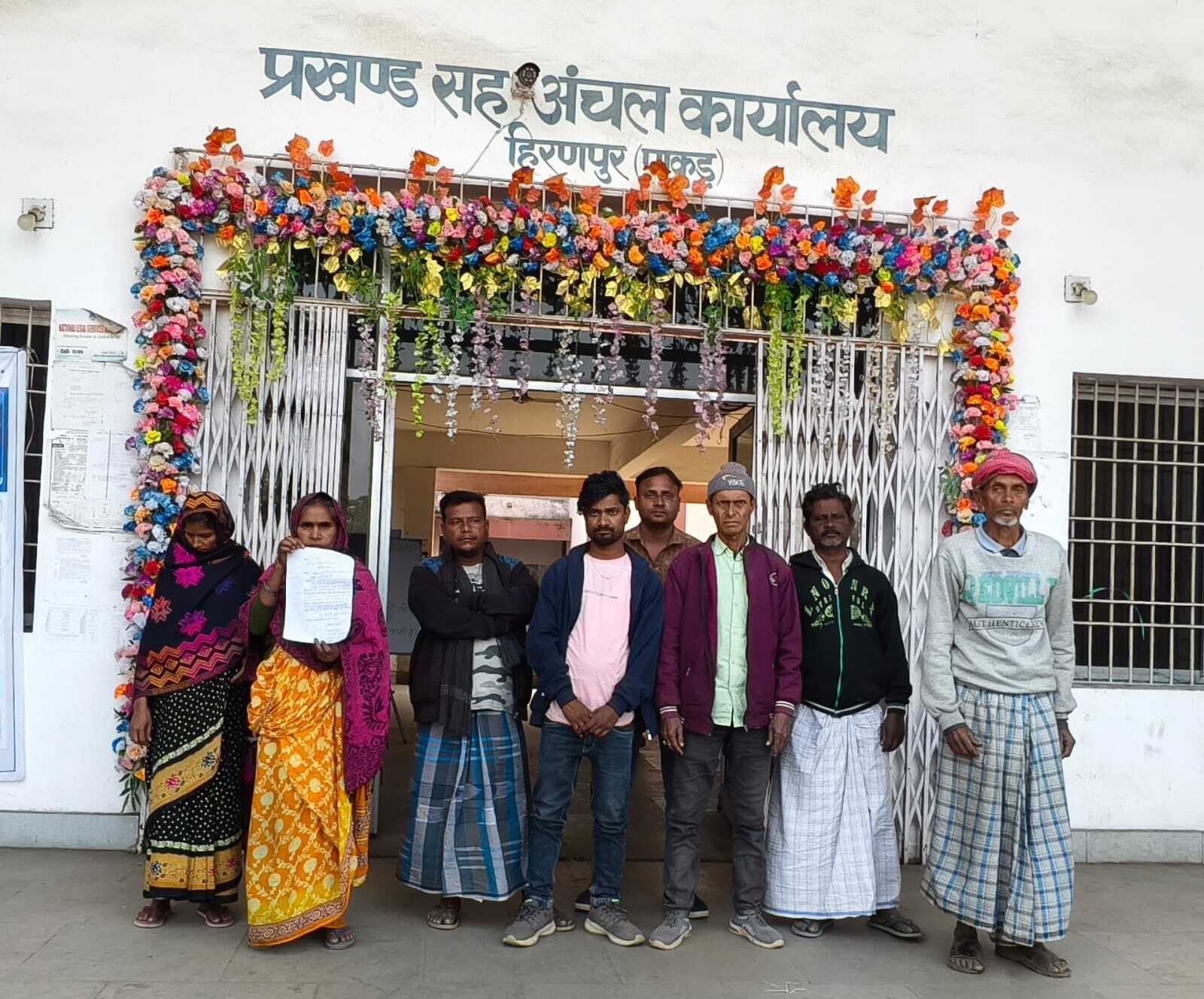 ग्रामीणों ने बीडीओ से की अबुआ आवास नहीं मिलने की शिकायत