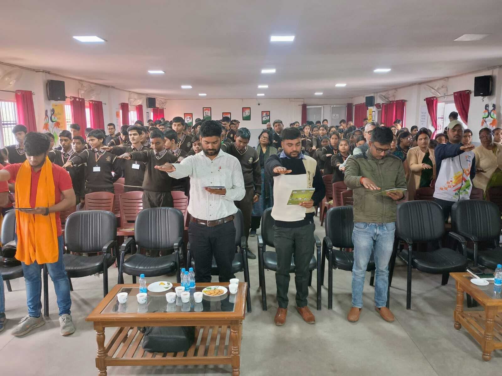 Jamshedpur News : वाहन चलाते समय ट्रैफिक नियम का करें पालन, अनदेखी से ही होती है दुर्घटना : डीटीओ