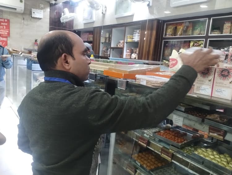 Jamshedpur News : खाद्य विभाग ने प्रतिष्ठानों से लिया नमूना, मिलावट की पुष्टि हुई तो...