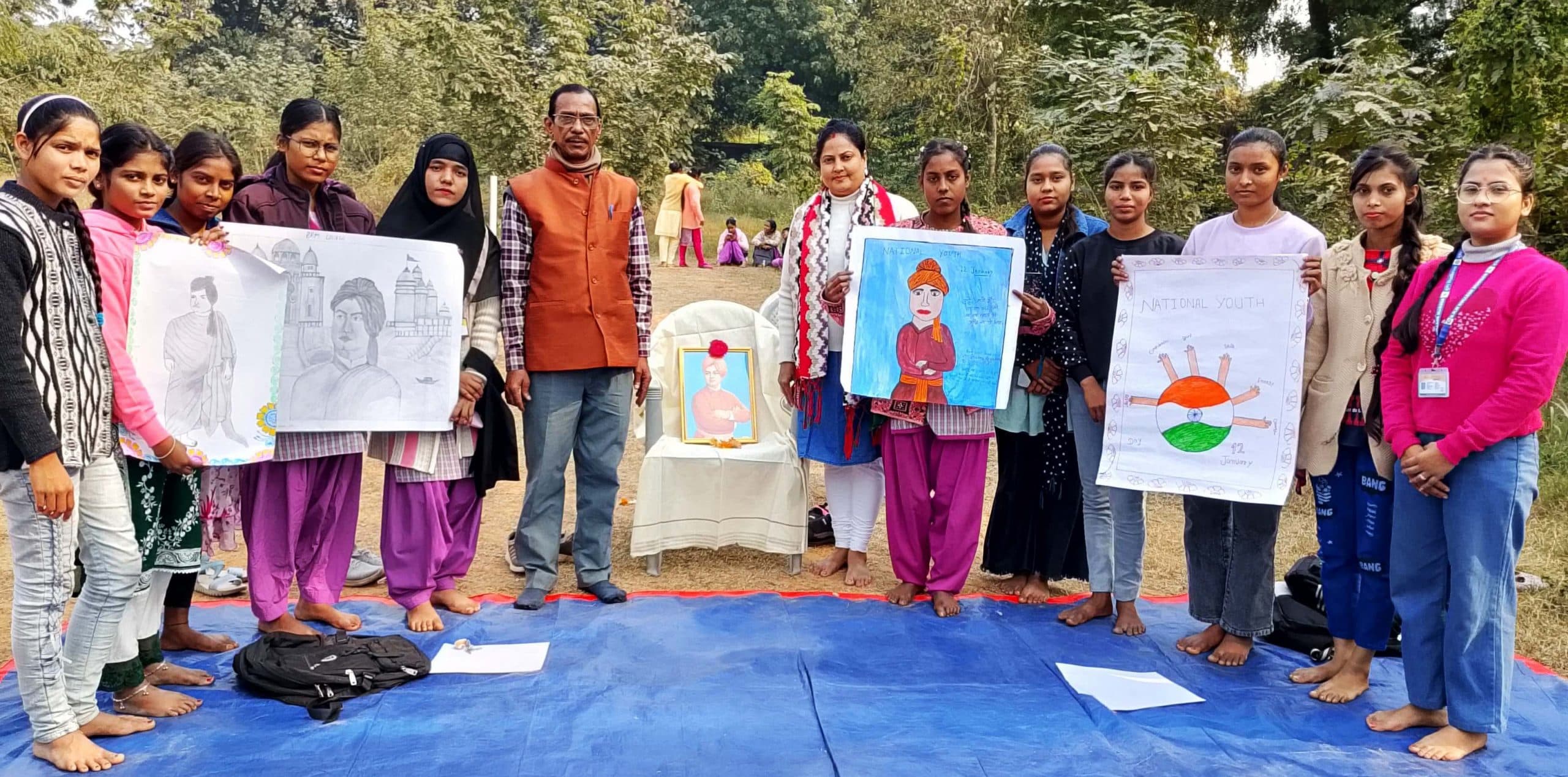 पेंटिंग प्रतियोगिता में सृष्टि प्रथम, ईशा व शबनम को मिला द्वितीय स्थान