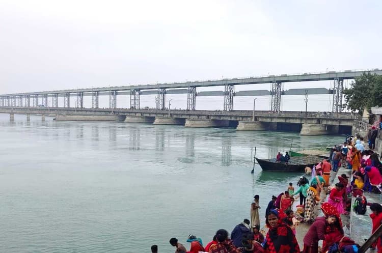 पौष पूर्णिमा के अवसर पर श्रद्धालुओं कोसी नदी में लगायी डुबकी