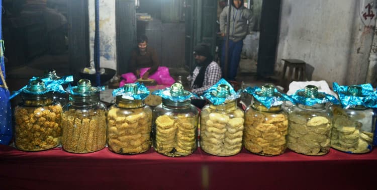 कतरनी चूड़ा व तिलकुट की खुशबू से बाजार गुलजार