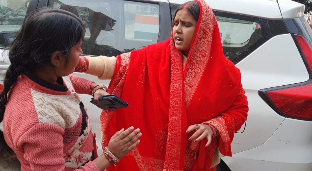 थाने में ही भिड़ी एक आदमी की दो पत्नियां