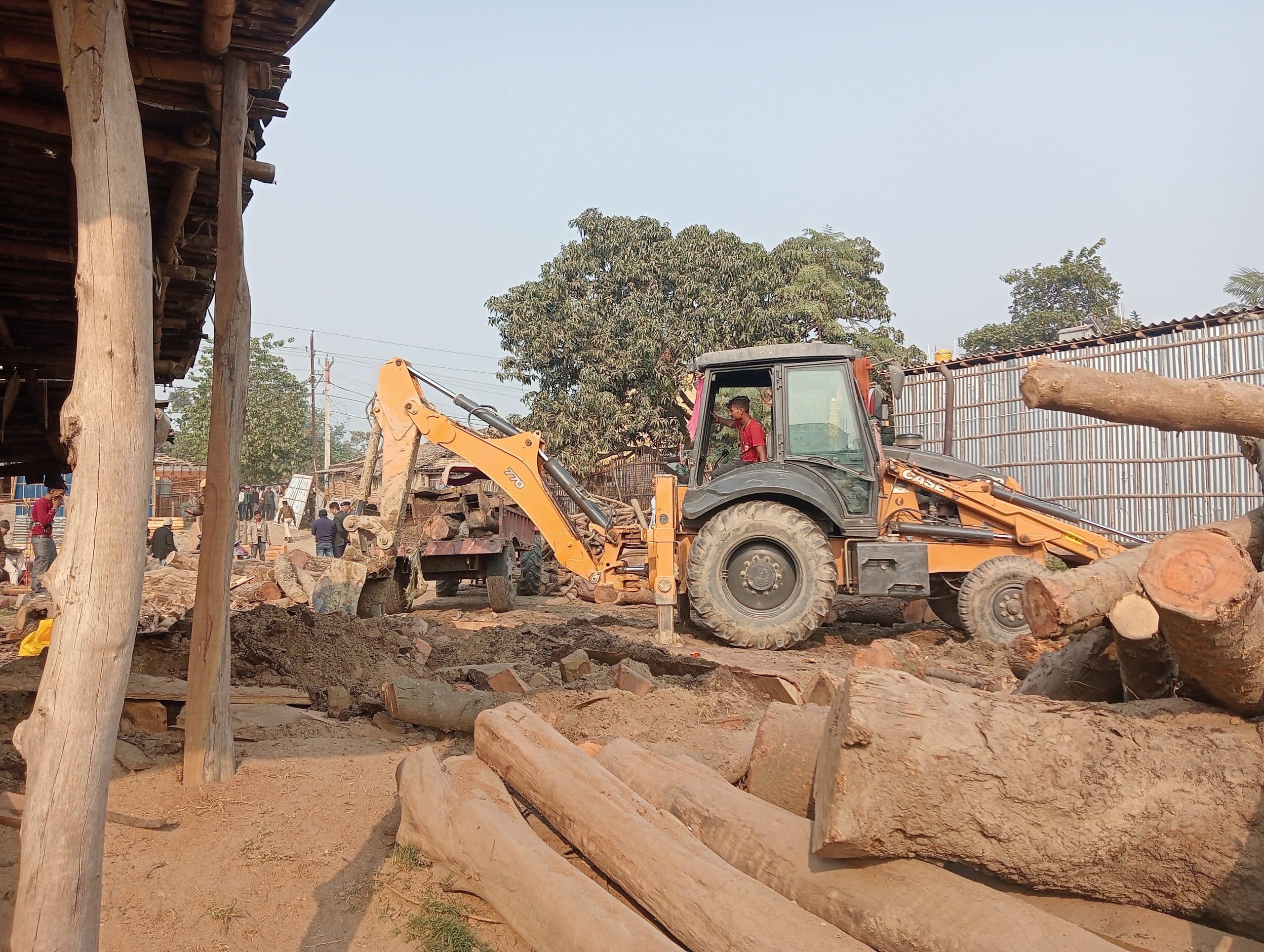 अवैध रूप से संचालित आरा मिल पर कार्रवाई