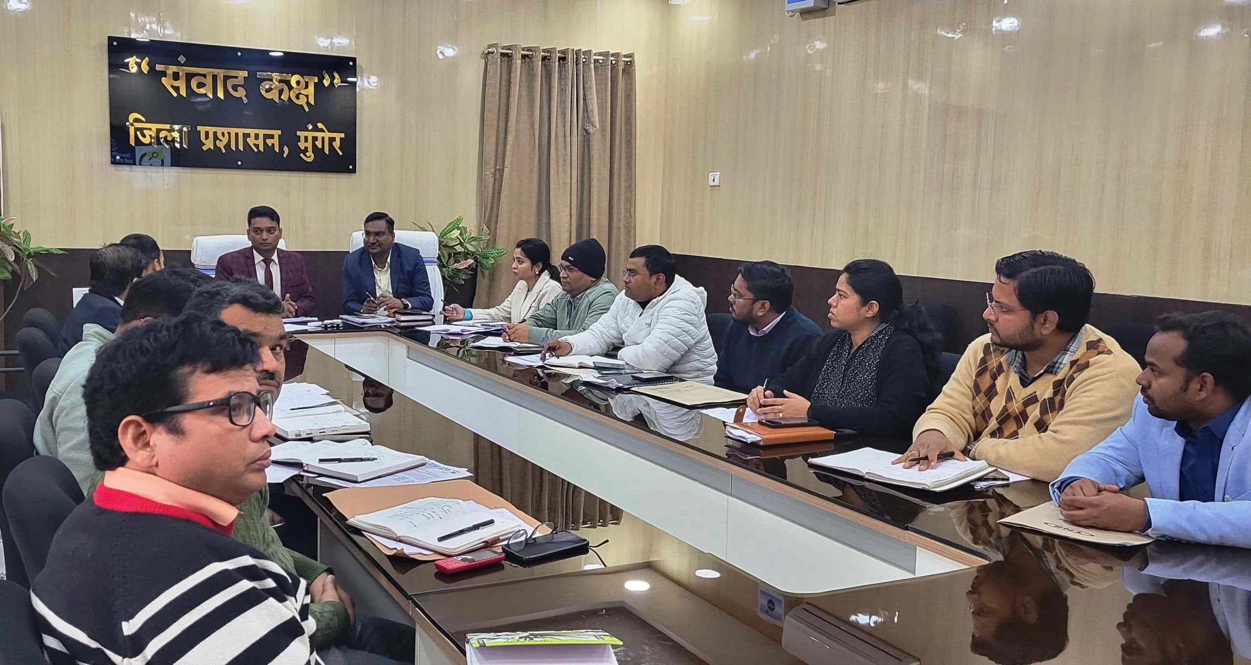 ऑनलाइन म्यूटेशन की धीमी गति पर डीएम  ने जतायी नाराजगी