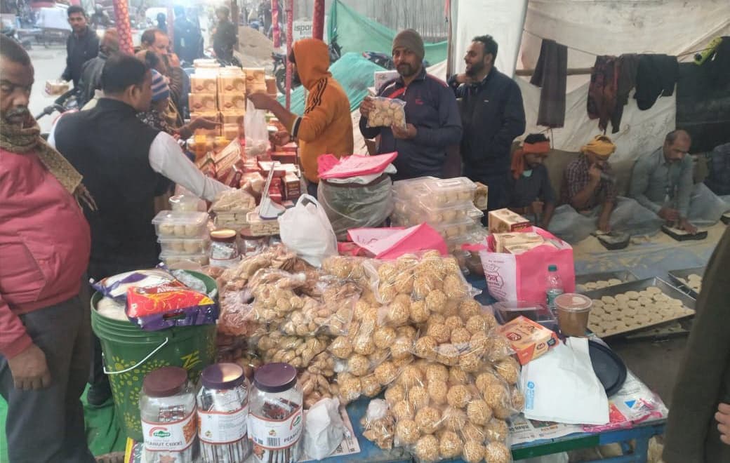 मकर संक्रांति आज, बाजारों में अंतिम खरीदारी के लिए जुटी भीड़