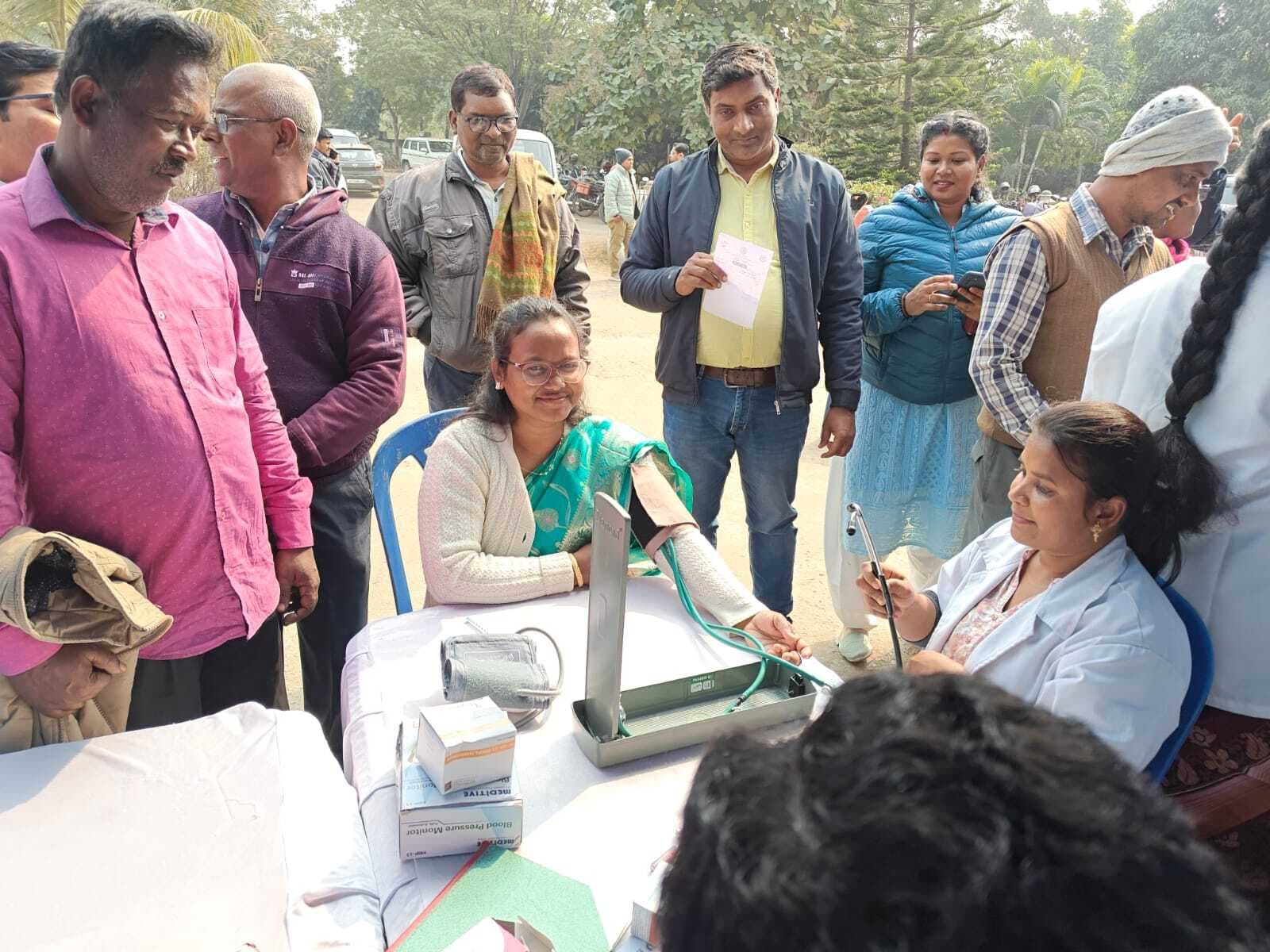 आयुष शिविर में 330 लोगों की हुई स्वास्थ्य जांच