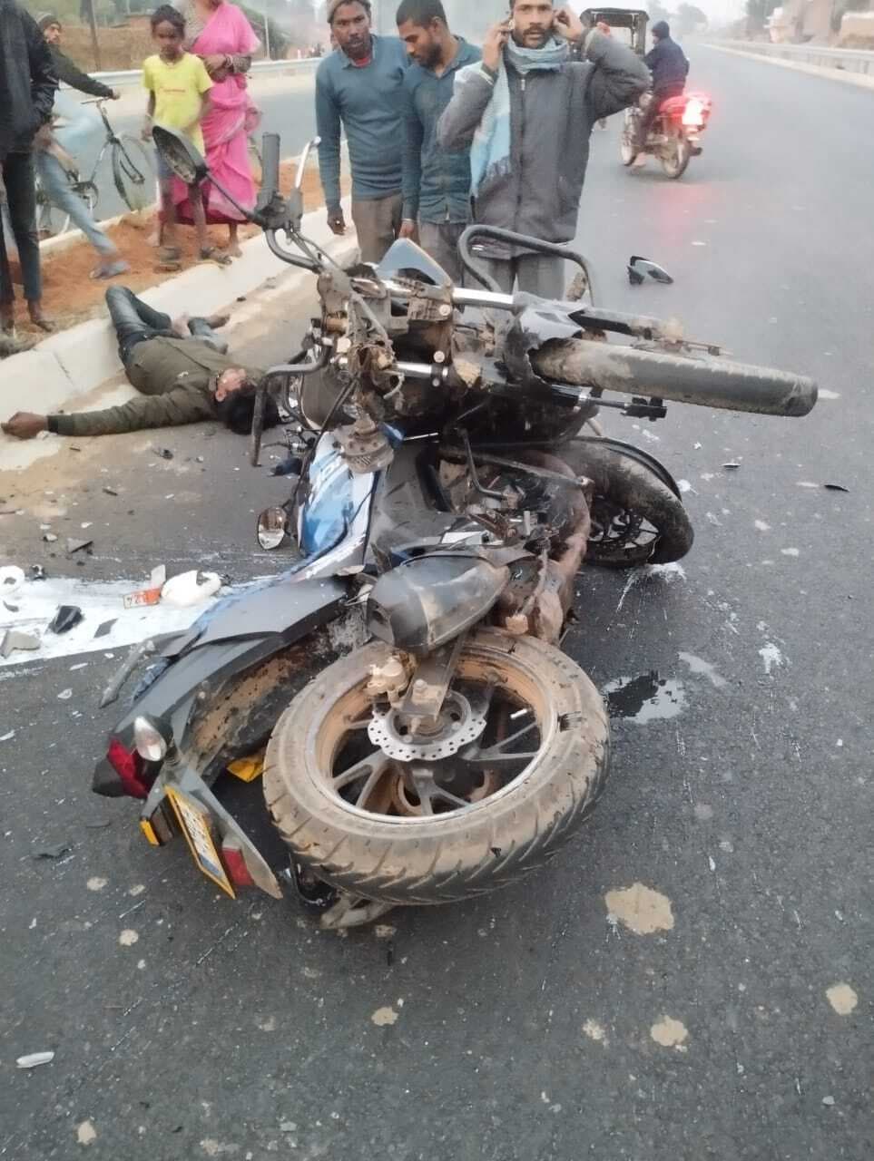 Accident : दो बाइक आपस में टकराये, तीन व्यक्ति घायल