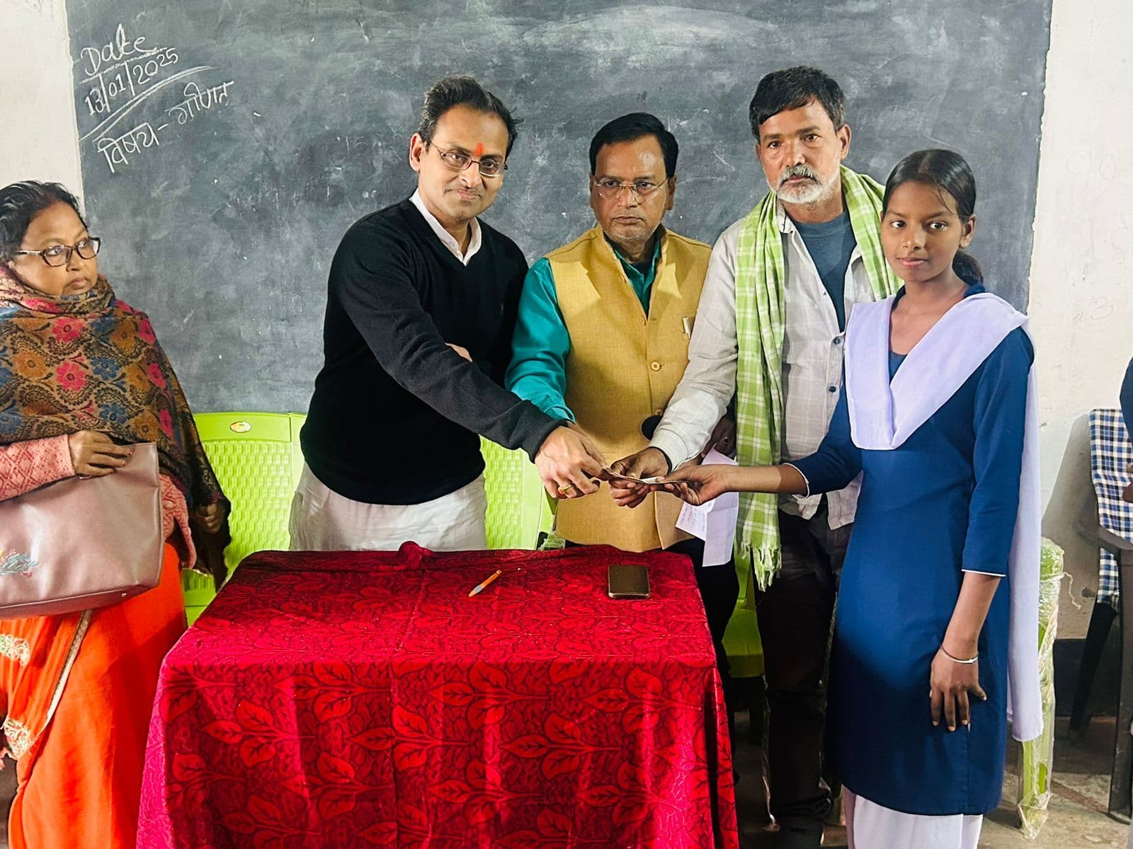 प्रथम श्रेणी से उत्तीर्ण बच्चों को किया गया सम्मानित