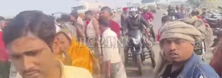 चरैया मोड़ पर दो बाइकों की टक्कर में एक की मौत, विरोध में घंटों सड़क जाम