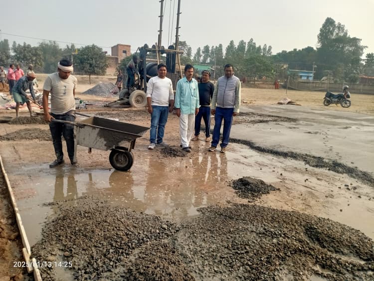 मनरेगा योजना से खेल मैदान का हो रहा निर्माण