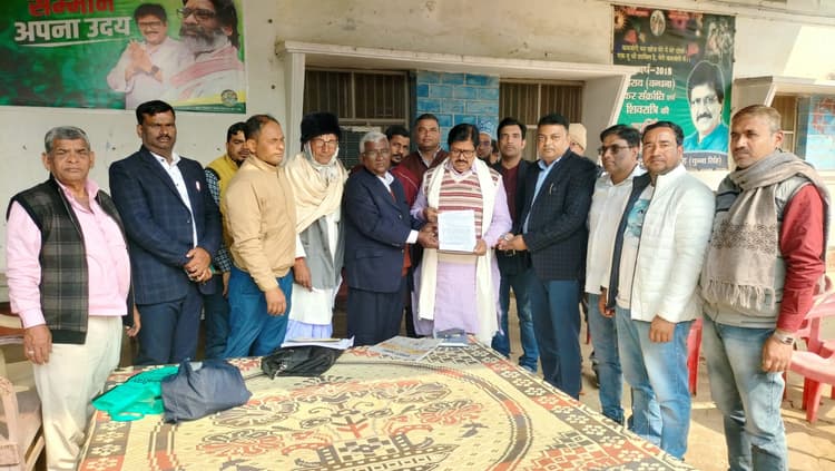 सारठ विधायक से मिले माध्यमिक शिक्षक, मांगों से कराया अवगत