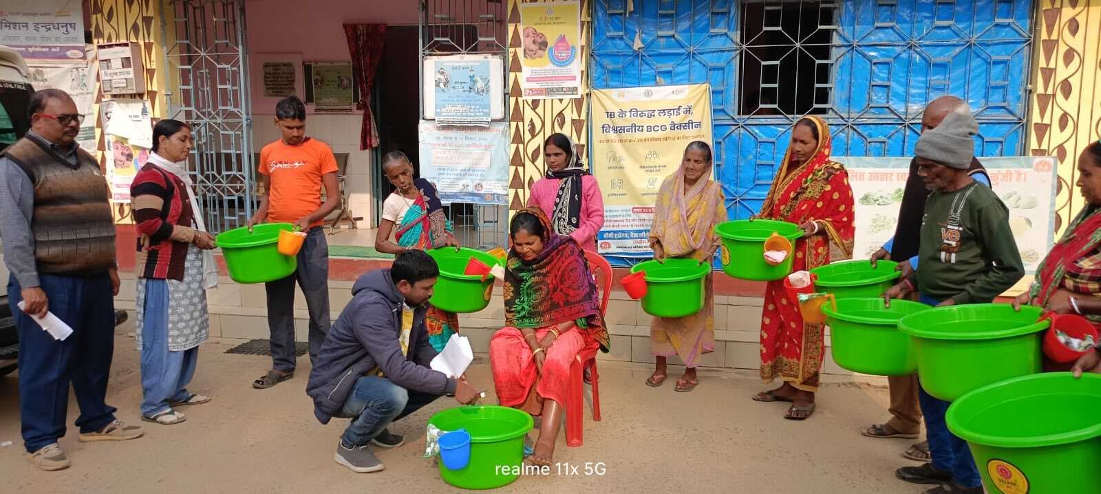 44 फाइलेरिया रोगियों के बीच स्वास्थ्य किट वितरित