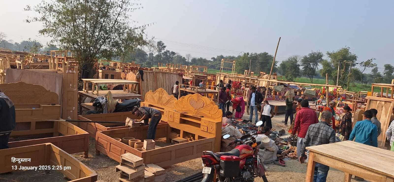 पूर्णिमा मेला में लकड़ी के सामान खरीद रहे लोग