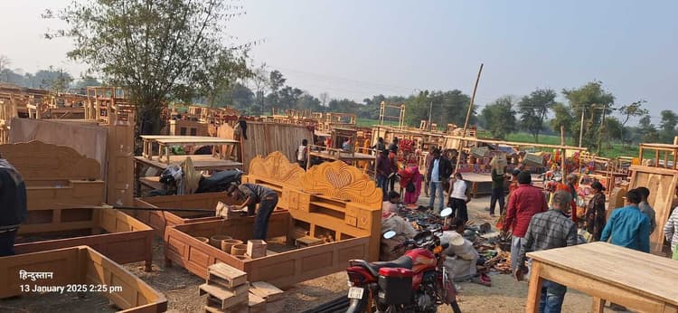पूर्णिमा मेला में लकड़ी के सामान खरीद रहे लोग