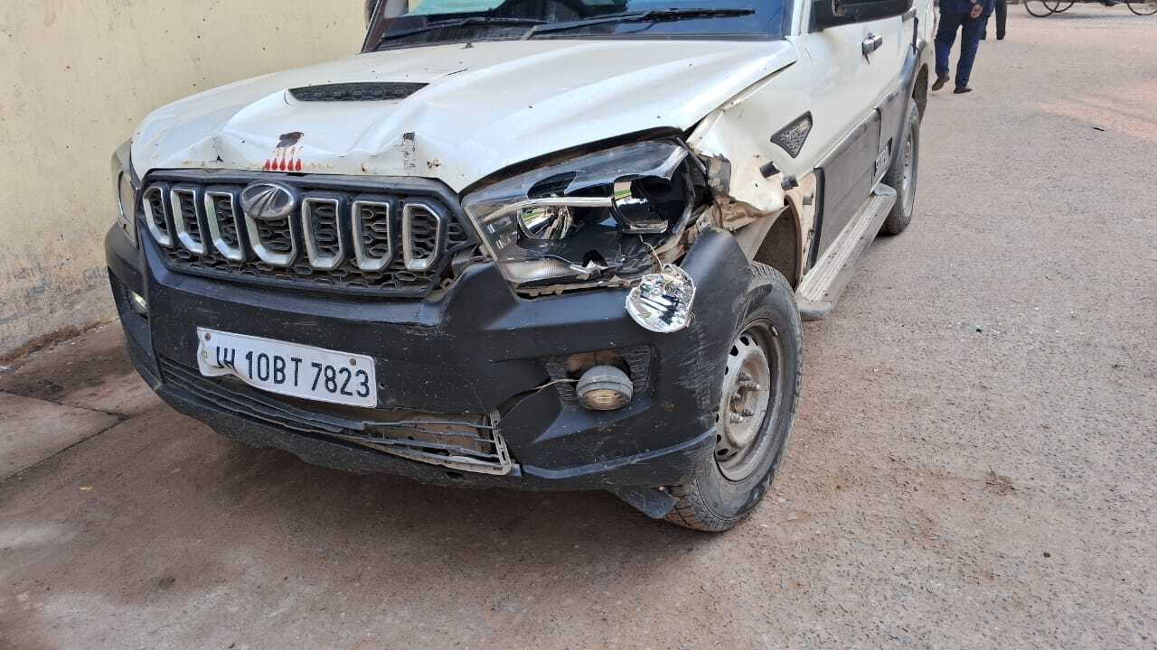 धक्का लगने पर स्थानीय लोगों ने की वाहन चालक की पिटाई, तोड़ा शीशा