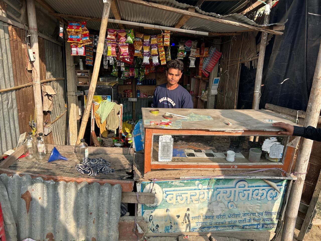 चार दुकानों से सवा लाख के सामान की चोरी