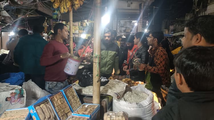 मकर संक्रांति आज, बाजारों में लोगों ने जमकर की खरीददारी