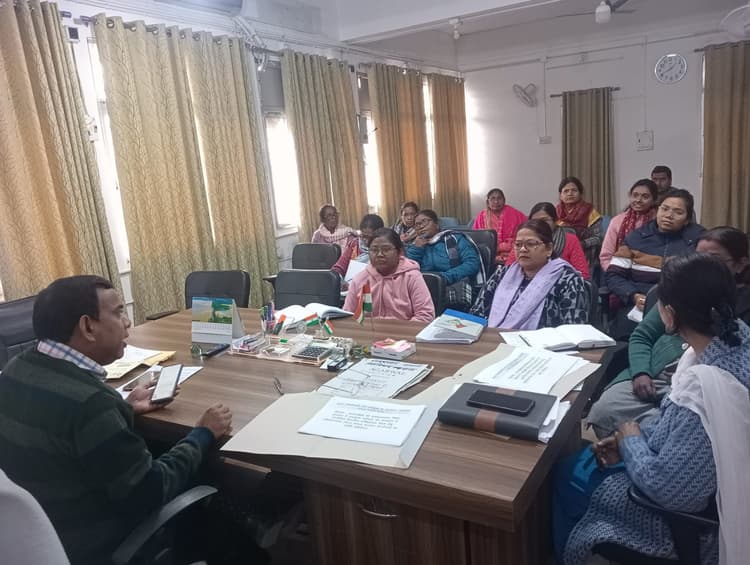 सभी आंगनबाड़ी केंद्रों में बढ़ायें मूलभूत सुविधाएं : डीडीसी