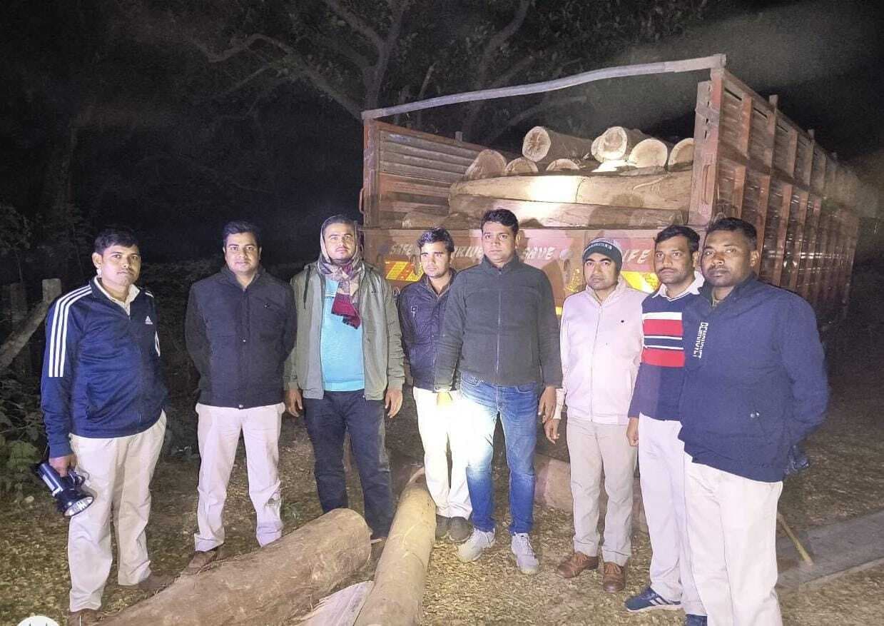 वन विभाग ने अवैध लकड़ी लदा ट्रक पकड़ा, चालक गिरफ्तार