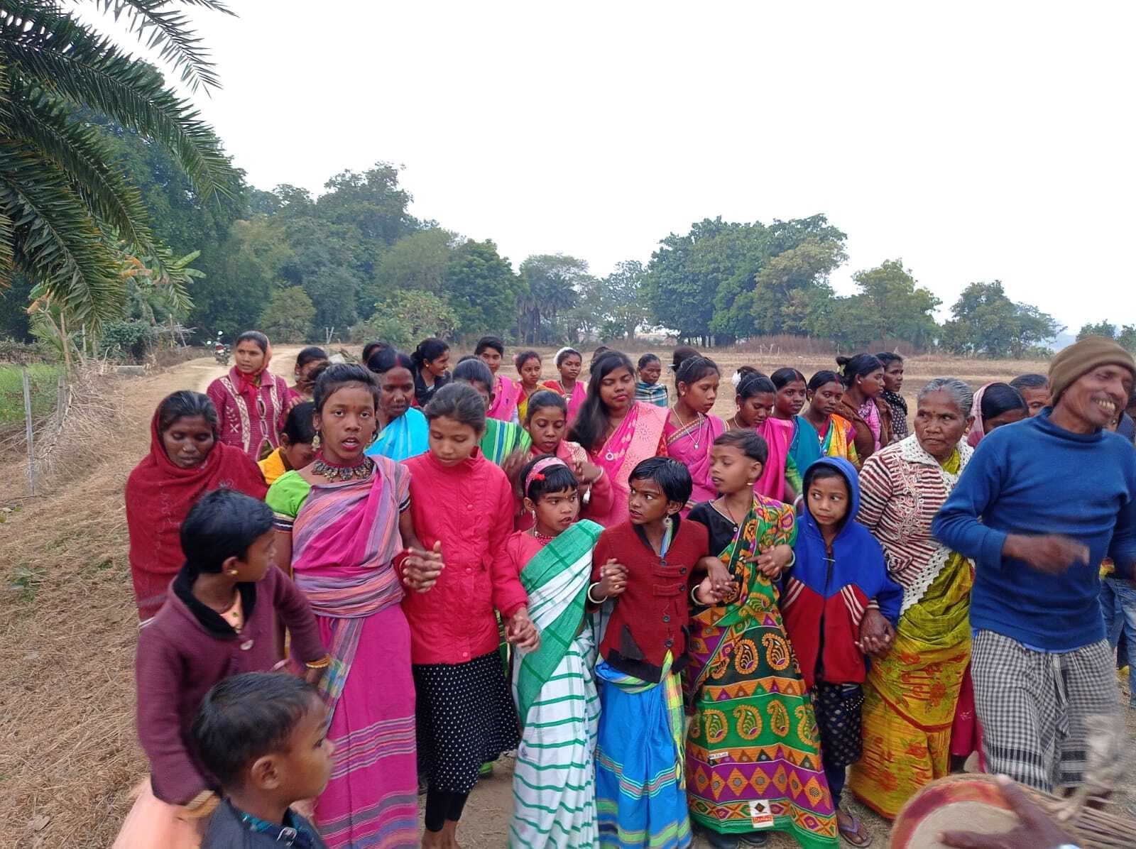 कुंडहित में मछली पकड़ कर मनाया गया हाकू काटकम