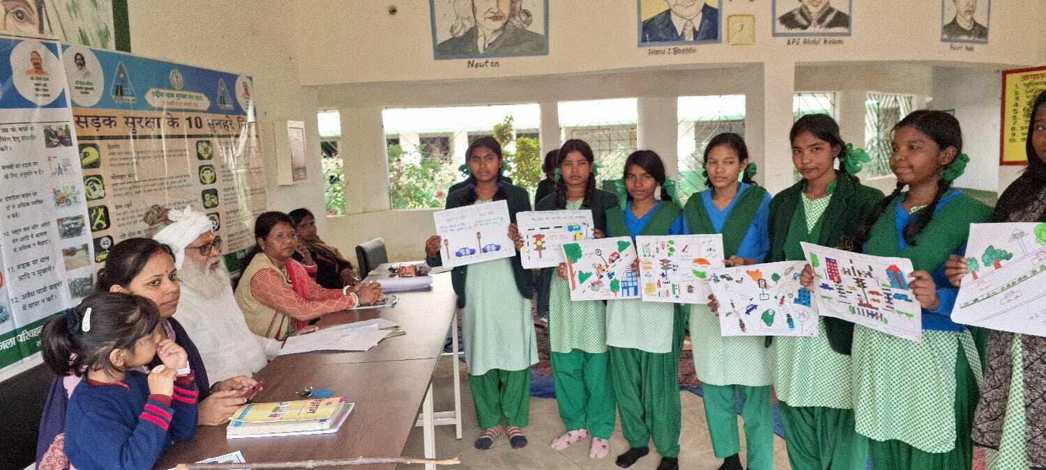 प्रमुख विद्यालयों में चलाया गया सड़क सुरक्षा जागरुकता अभियान