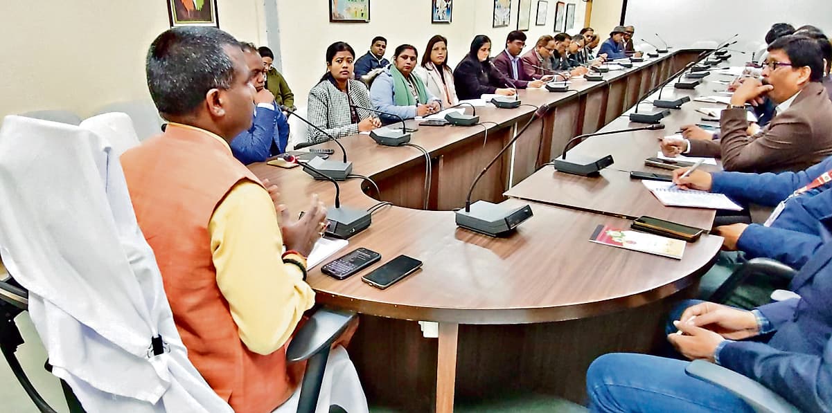 Ranchi News : दाखिल-खारिज का काम समय पर करें