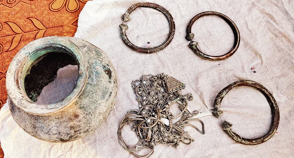 hajipur news. वैशाली में मिट्टी खुदाई के दौरान मिले बर्तन