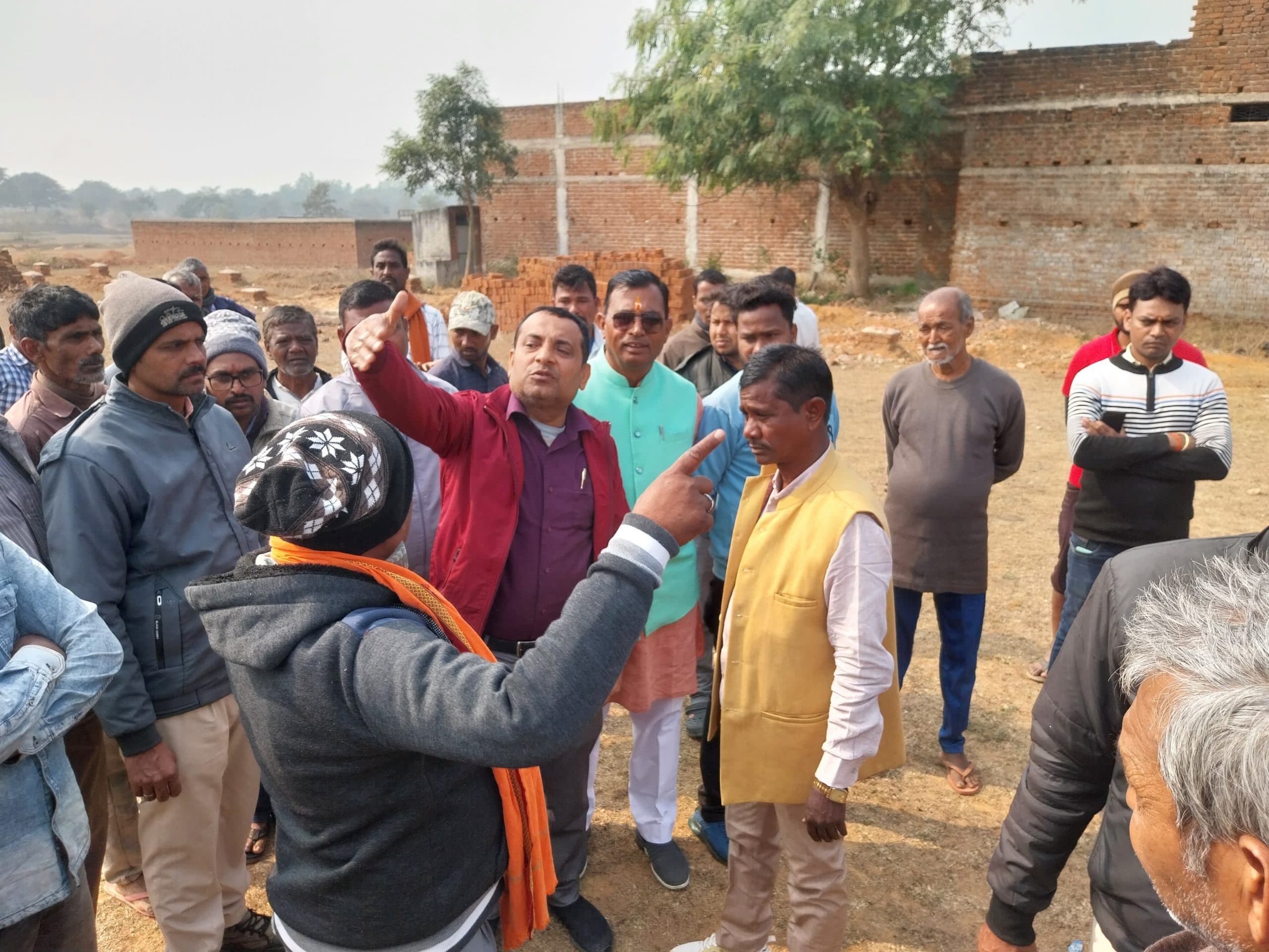 Giridih News:बिरनी मॉडल डिग्री कॉलेज की जमीन मापी का विरोध, रोकना पड़ा कार्य