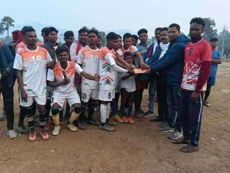 एफसी धनकुंडा की टीम ने हटिया चौक भलगोरा को हराकर जीता खिताब