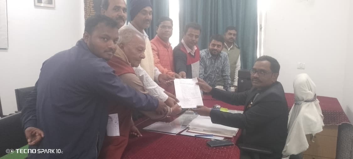 लाइफ लाइन एक्सप्रेस के विरोध में कांग्रेस समर्थकों ने सीओ को सौंपा ज्ञापन