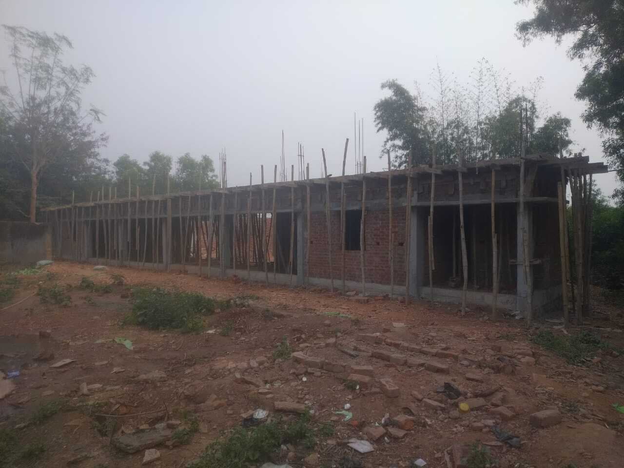 East Singhbhum News : मुटुरखाम लैंपस भवन निर्माण में गड़बड़ी, मुखिया ने काम रोकवाया