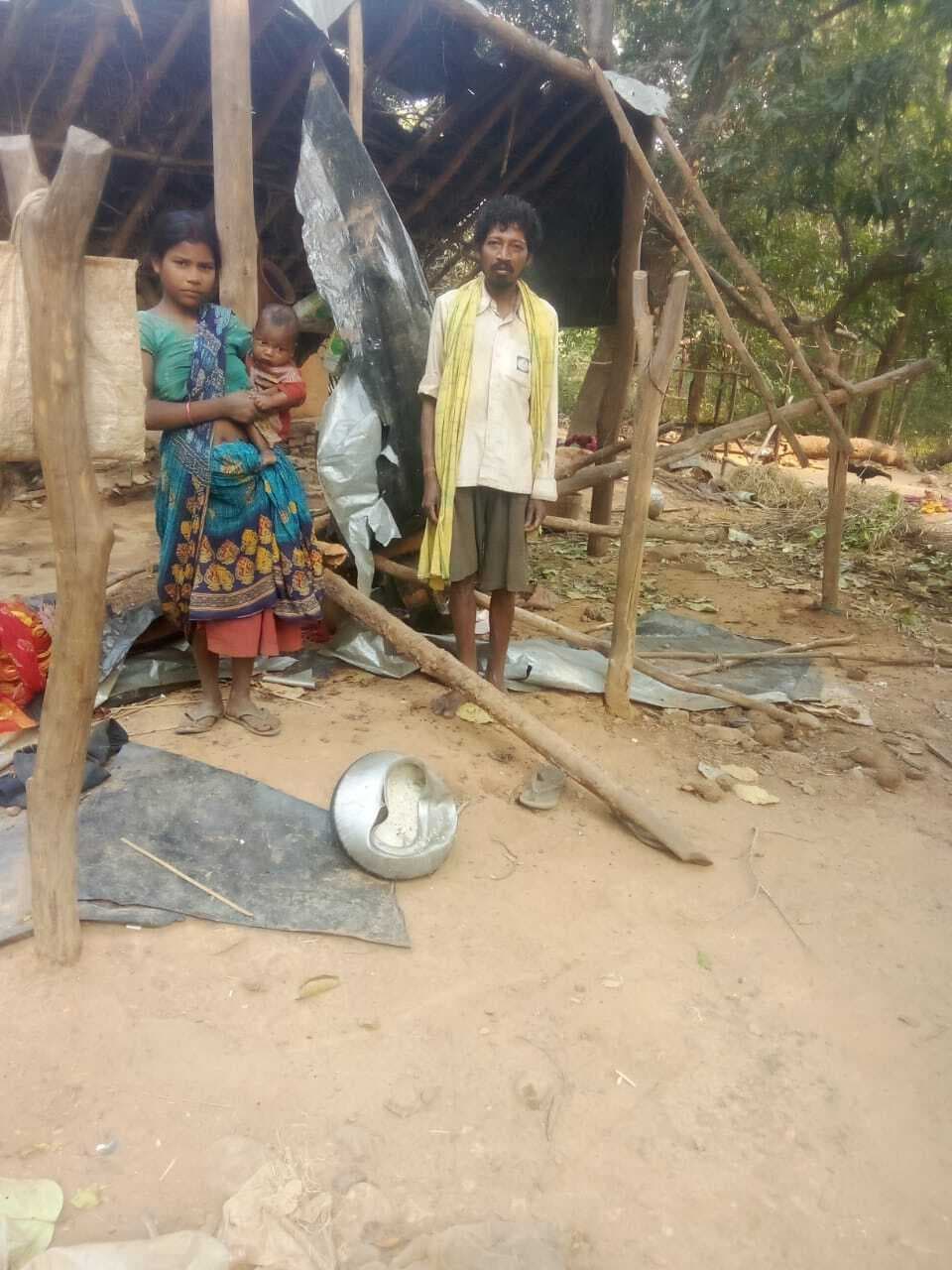 East Singhbhum News : गुड़ाबांदा में हाथियों ने दो घरों को तोड़ा, खा गये अनाज