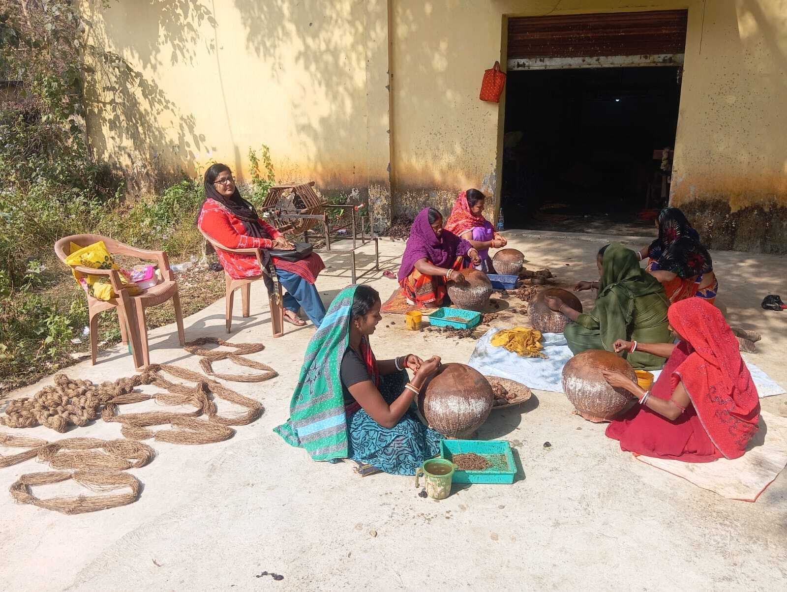 East Singhbhum News : तसर साड़ी तैयार कर आत्मनिर्भर हो रहीं महिलाएं