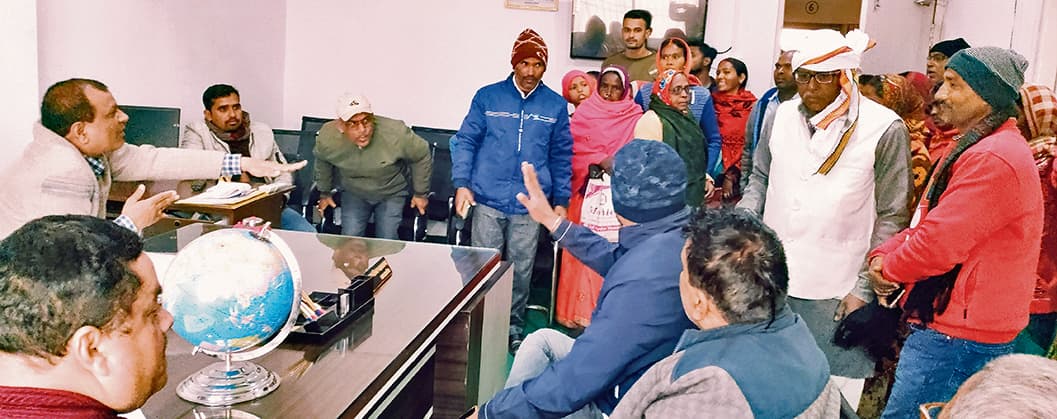 News about fraud in government scheme : एक महिला ले रही आठ के पैसे, पुरुषों के खाते में भी जा रही मंईयां सम्मान की राशि