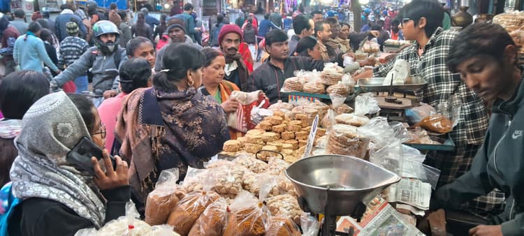 Ranchi News : मकर संंक्रांति आज, रांची के बाजार में खूब बिके चूड़ा, गुड़ और तिलकुट