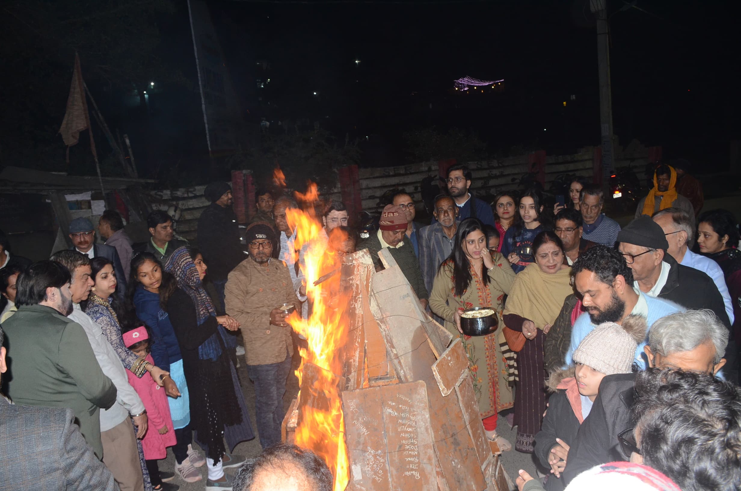 Ranchi News : रांची में लोहड़ी पर खूब मचा धमाल, देह माई लोहड़ी जीवे तेरी जोड़ी...पर थिरके लोग