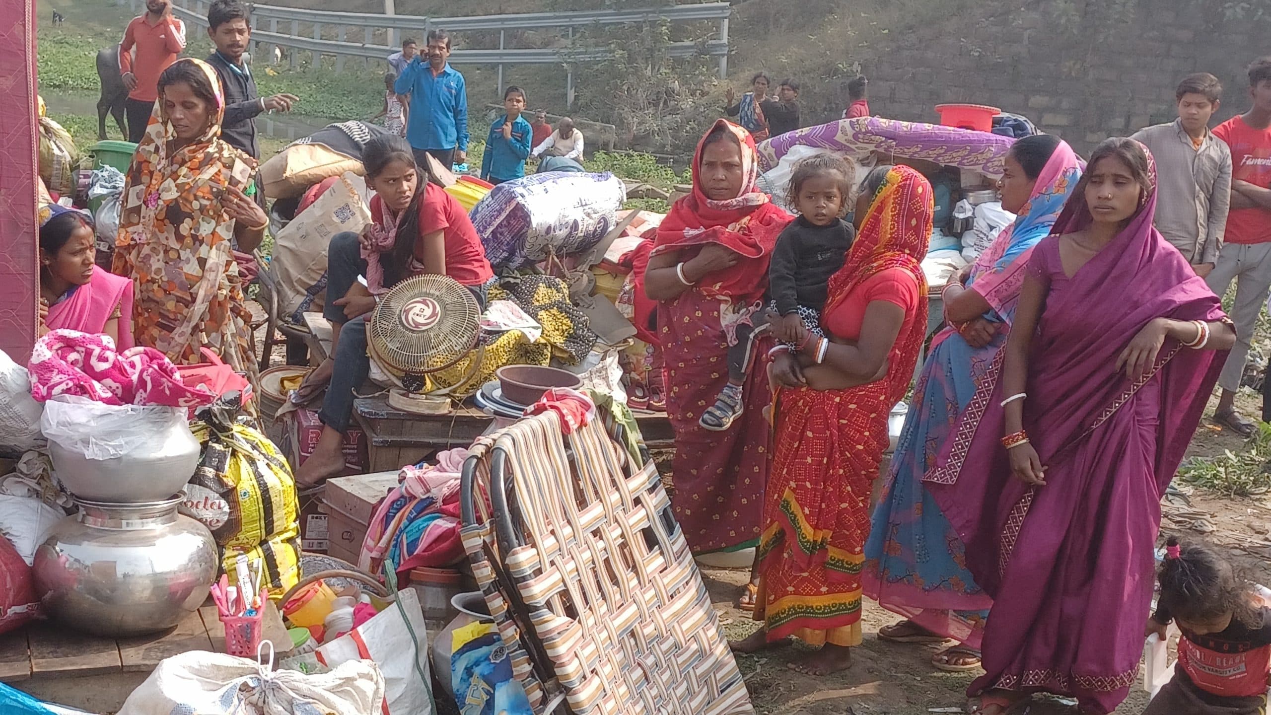 Dhanbad News : कुमारधुबी स्टेशन के 35 घरों पर चलाया बुलडोजर, बेघर हुए लोग