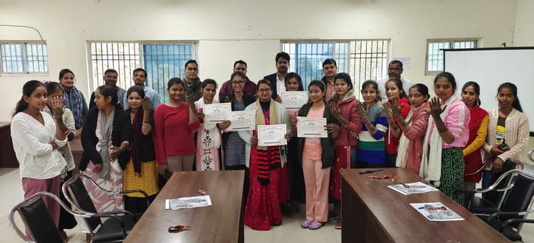 पतंग व मेहंदी प्रतियोगिता के सफल प्रतिभागी हुए सम्मानित