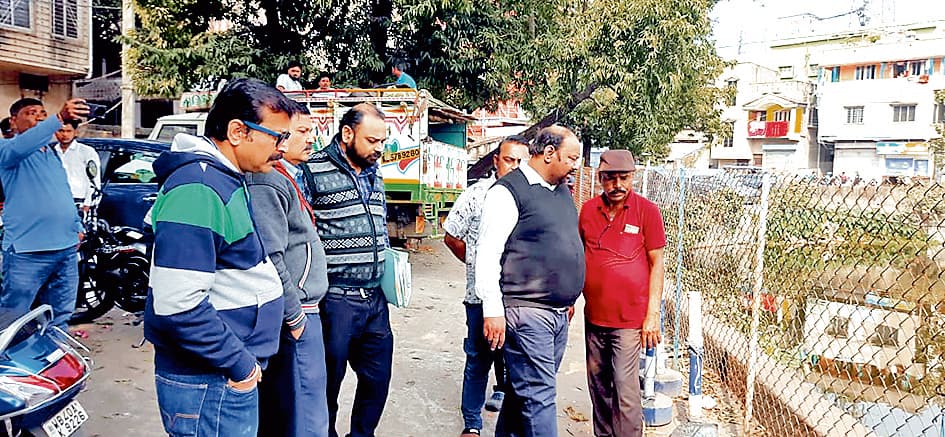 दुर्गापुर : बेनाचिटी झील में मरी पायी गयीं मछलियां, कीटनाशक डालने का संदेह