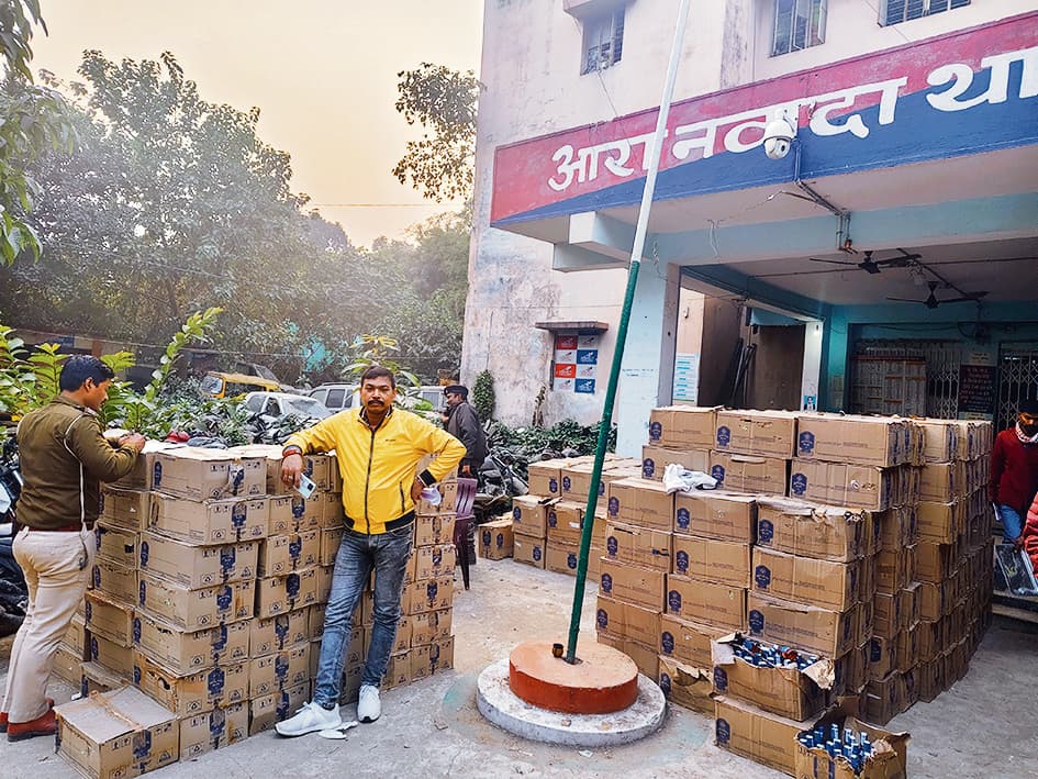 ट्रक पर प्लास्टिक के पाइप के बीच रखी शराब जब्त