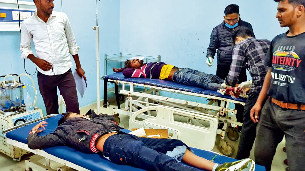 सड़क हादसे में बाइक सवार चाचा-भतीजा जख्मी