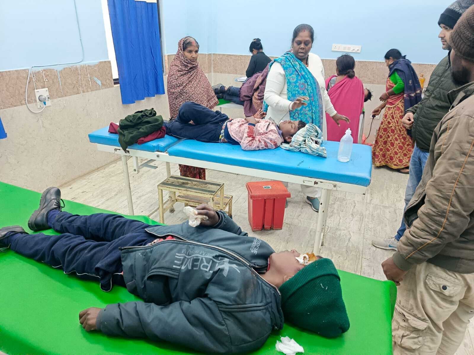 सिलाव में गड्ढे में पलटा स्कूली वैन, 12 बच्चे जख्मी