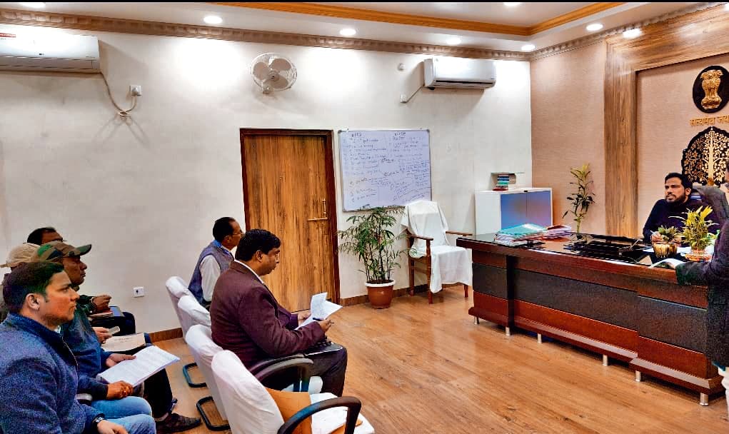 hajipur news. पशुओं की तस्करी रोकने के लिए सीमा क्षेत्रों में कराएं बैरिकेडिंग : जिलाधिकारी