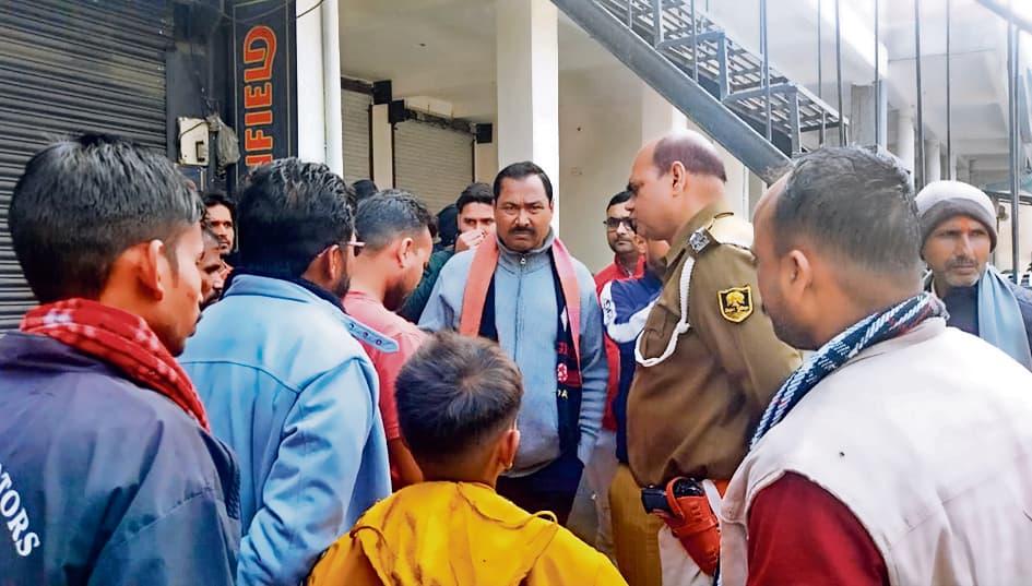 hajipur news. पांच दुकानों, बाइक एजेंसी व फाइनेंस कंपनी कार्यालय का ताला काटकर चोरी