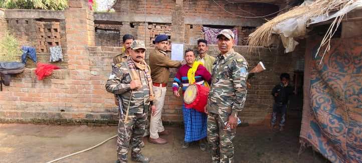 एक साल से फरार आरोपित के घर में चश्पाया इश्तेहार