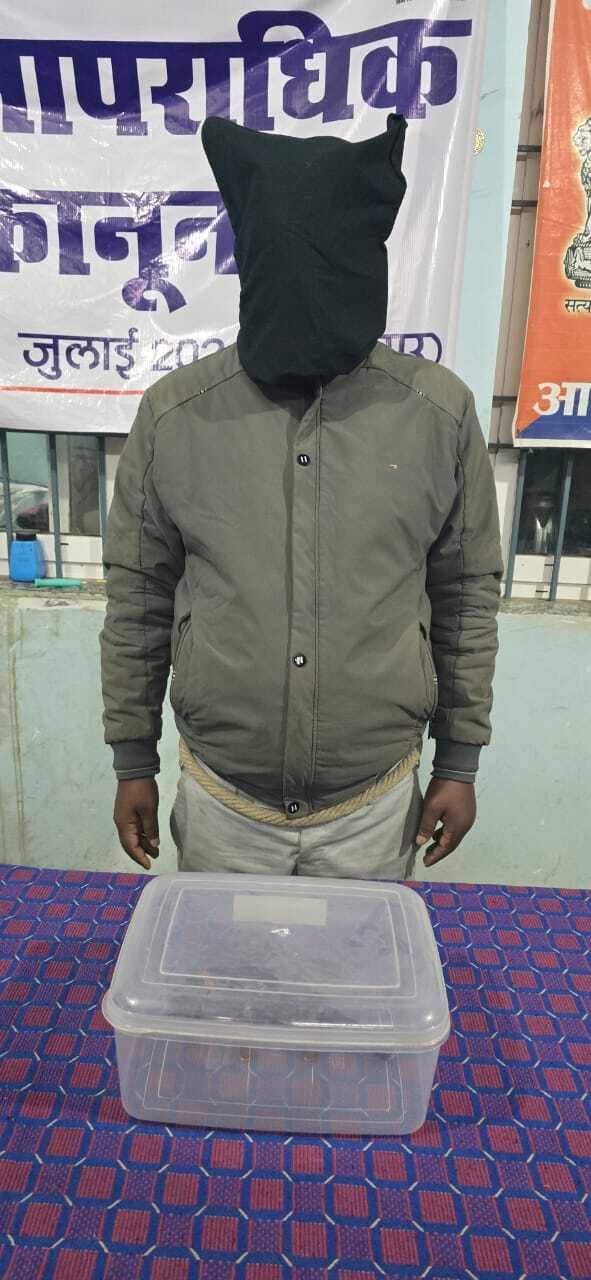 कट्टा के साथ युवक को ग्रामीणों ने पकड़कर किया पुलिस के हवाले