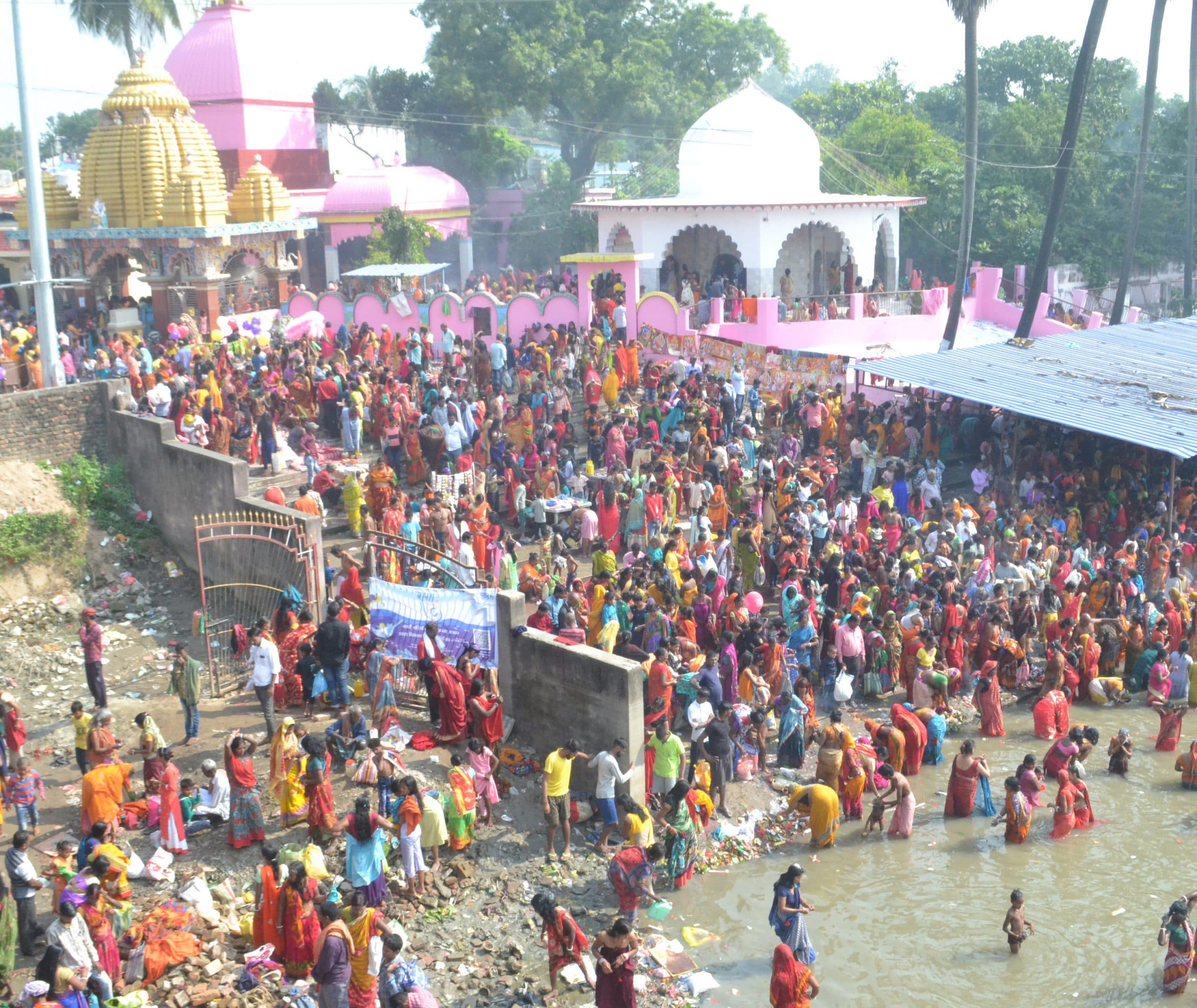 सुबह होते ही सौरा नदी में लोगों ने लगायी श्रद्धा की डुबकी, पूजा व दान के बाद चला भोज का दौर