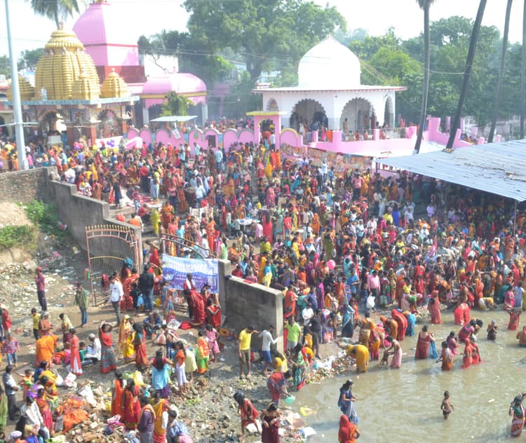 सुबह होते ही सौरा नदी में लोगों ने लगायी श्रद्धा की डुबकी, पूजा व दान के बाद चला भोज का दौर